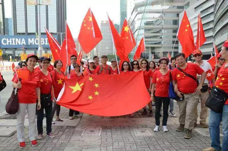 可爱的女生解救